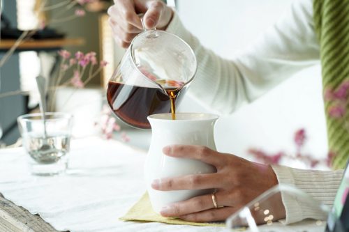 デカフェ（カフェインレス）コーヒーをゆっくり注ぐ様子