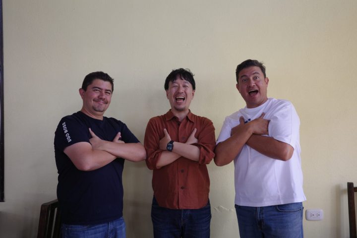 左からフレディさん、ツジモト、アレハンドロさん